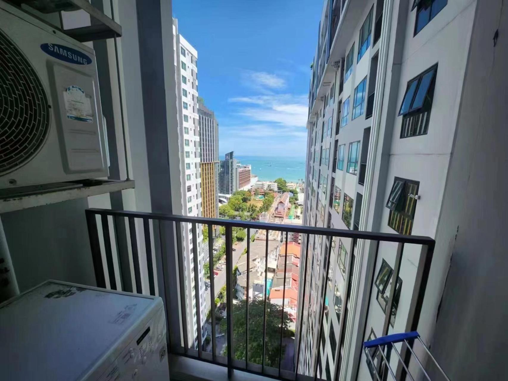 The Base Apartment Pattaya Exterior foto